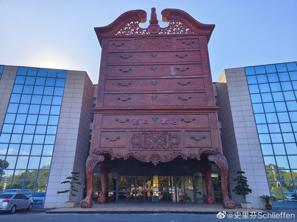 广告人干货库 救命!上海“出柜大楼”丑到要命!背后竟是高端家具品牌?网友:柜子成精!“柜”到离谱!-广告人干货库