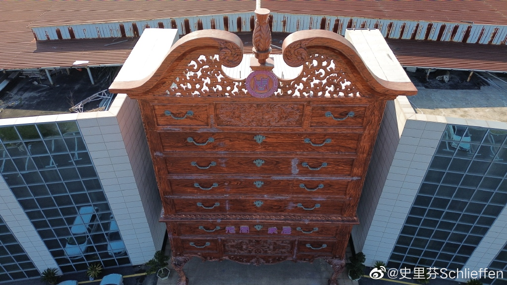 广告人干货库 救命!上海“出柜大楼”丑到要命!背后竟是高端家具品牌?网友:柜子成精!“柜”到离谱!-广告人干货库