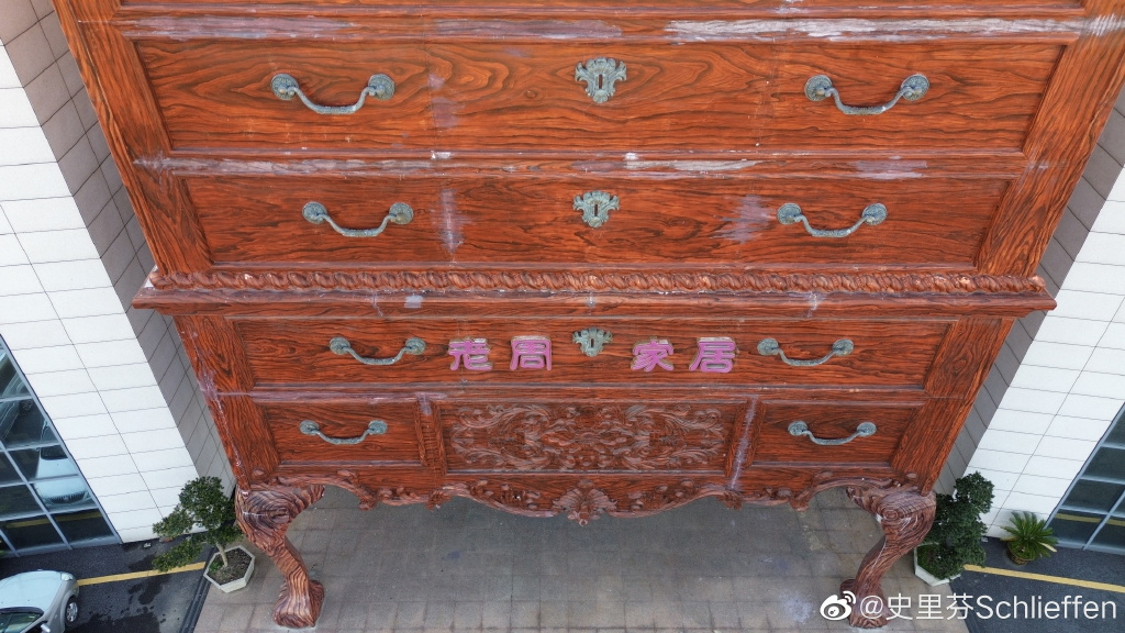 广告人干货库 救命!上海“出柜大楼”丑到要命!背后竟是高端家具品牌?网友:柜子成精!“柜”到离谱!-广告人干货库