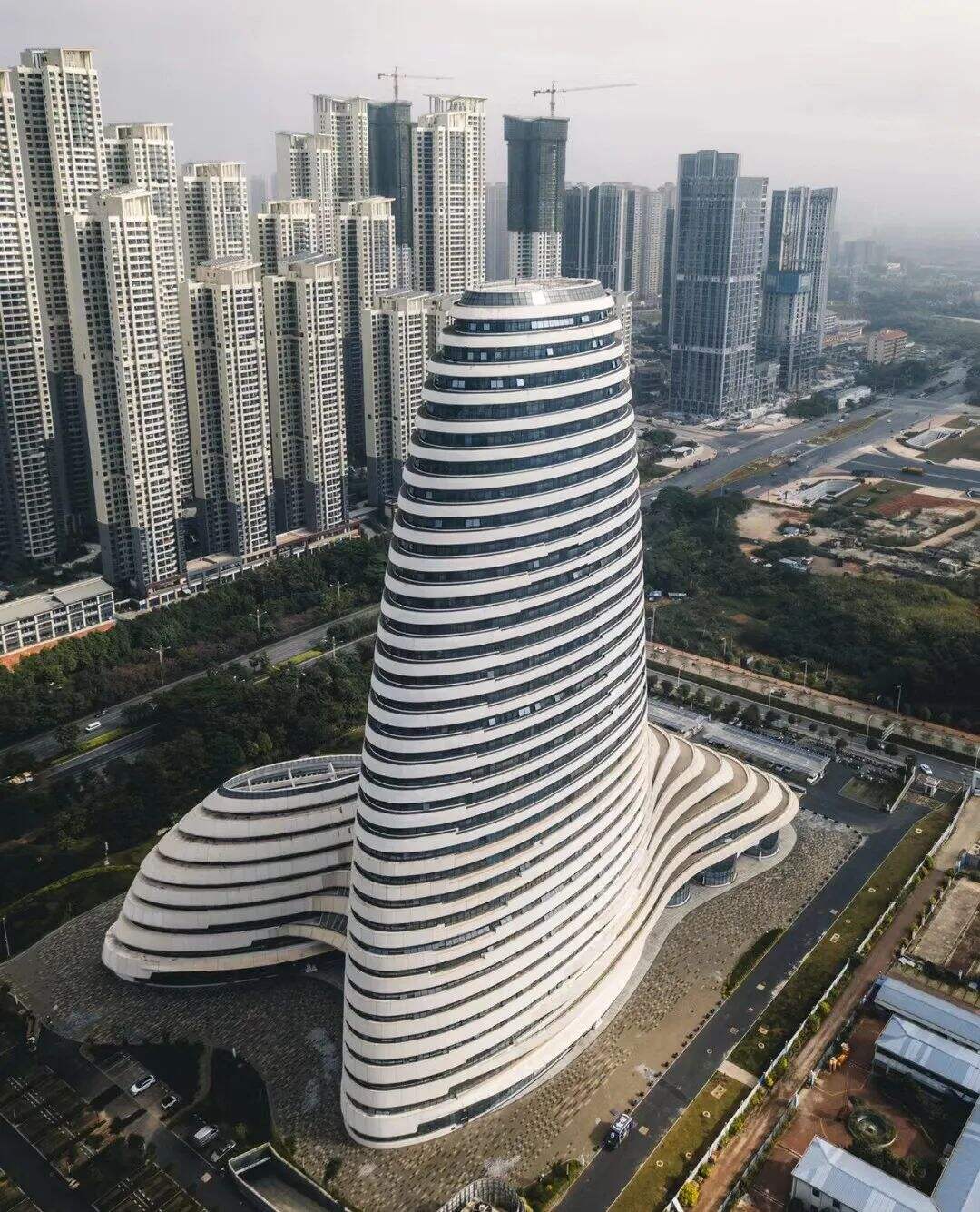 广告人干货库 救命!上海“出柜大楼”丑到要命!背后竟是高端家具品牌?网友:柜子成精!“柜”到离谱!-广告人干货库