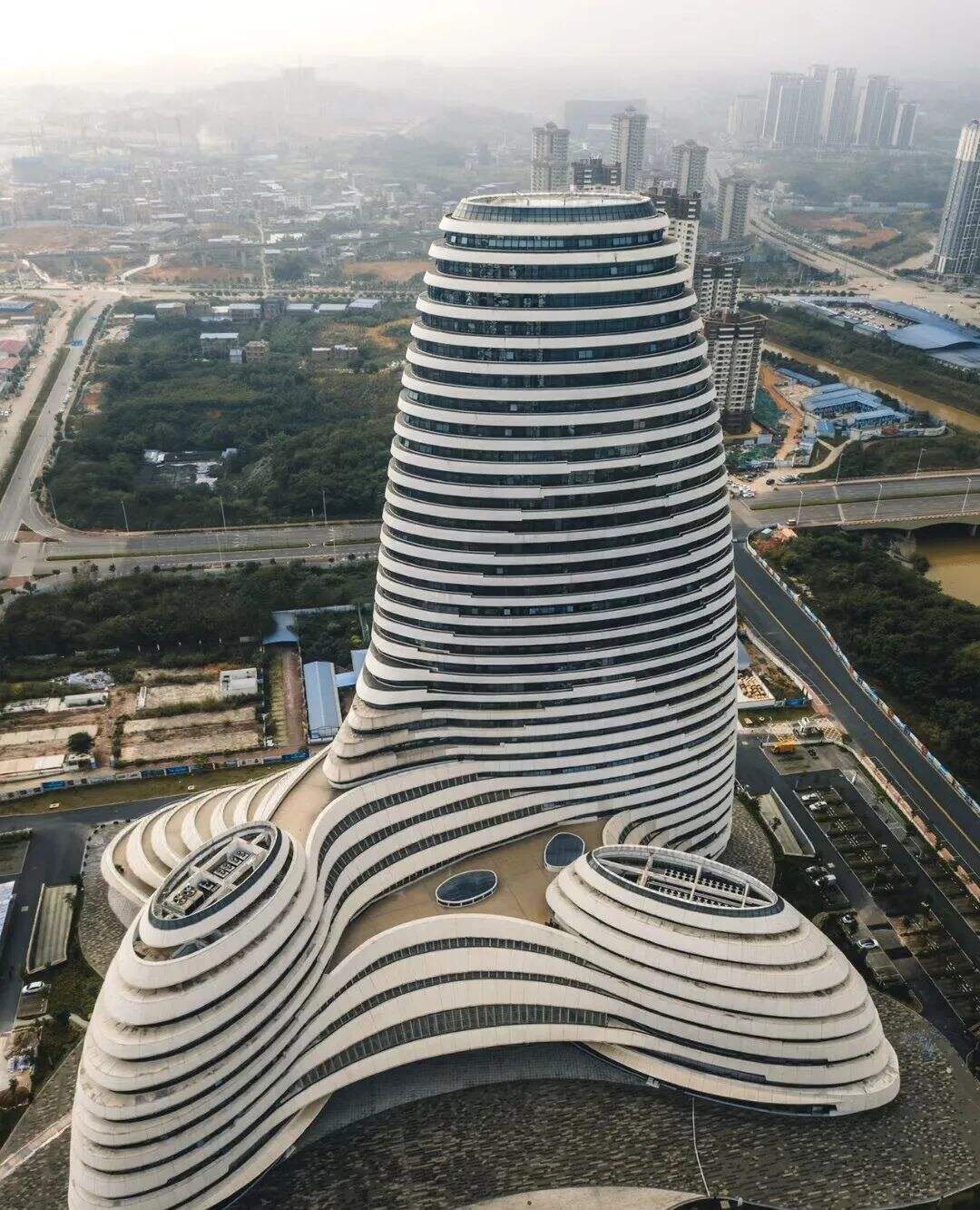 广告人干货库 救命!上海“出柜大楼”丑到要命!背后竟是高端家具品牌?网友:柜子成精!“柜”到离谱!-广告人干货库