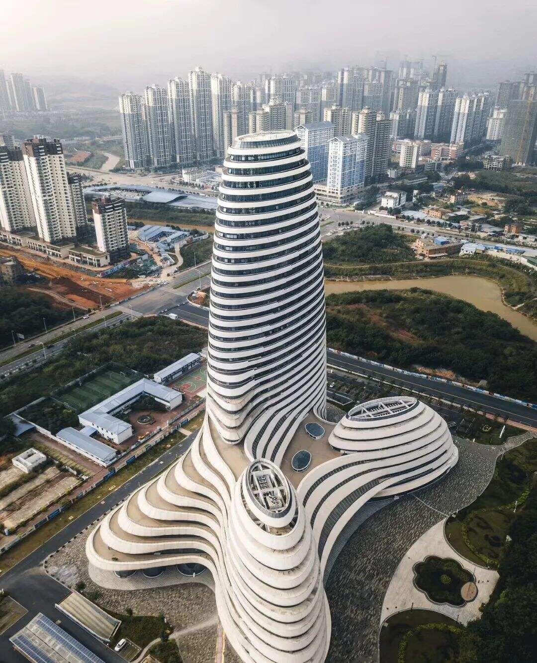 广告人干货库 救命!上海“出柜大楼”丑到要命!背后竟是高端家具品牌?网友:柜子成精!“柜”到离谱!-广告人干货库