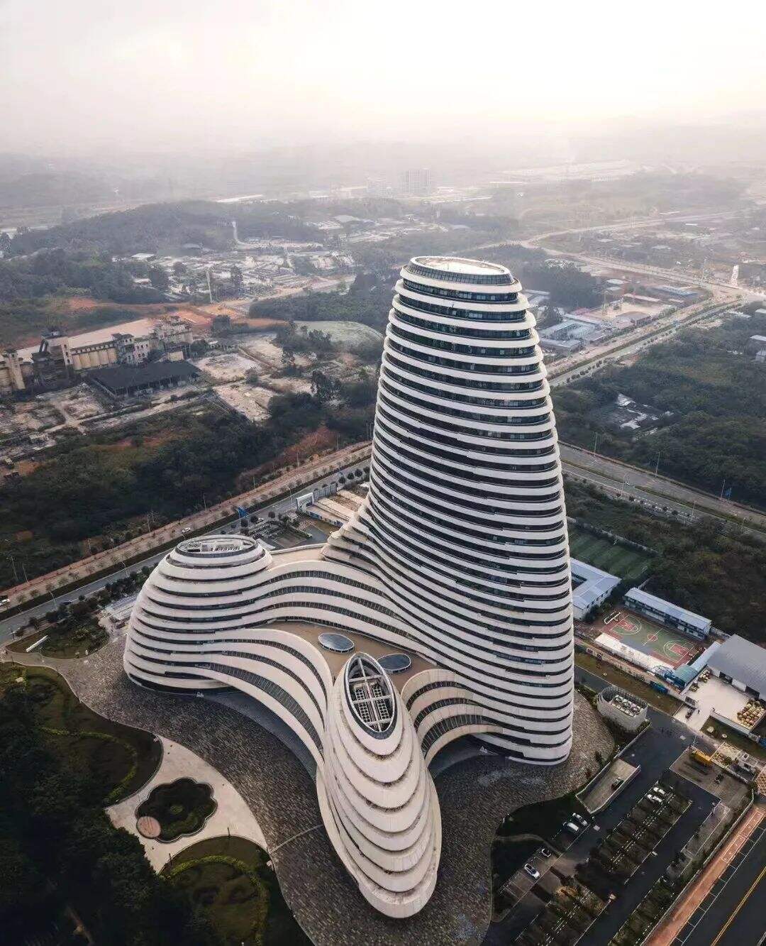 广告人干货库 救命!上海“出柜大楼”丑到要命!背后竟是高端家具品牌?网友:柜子成精!“柜”到离谱!-广告人干货库