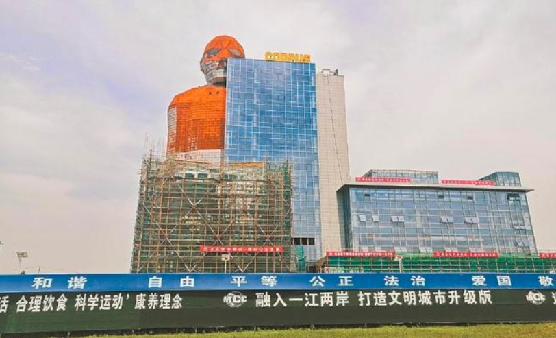 广告人干货库 救命!上海“出柜大楼”丑到要命!背后竟是高端家具品牌?网友:柜子成精!“柜”到离谱!-广告人干货库