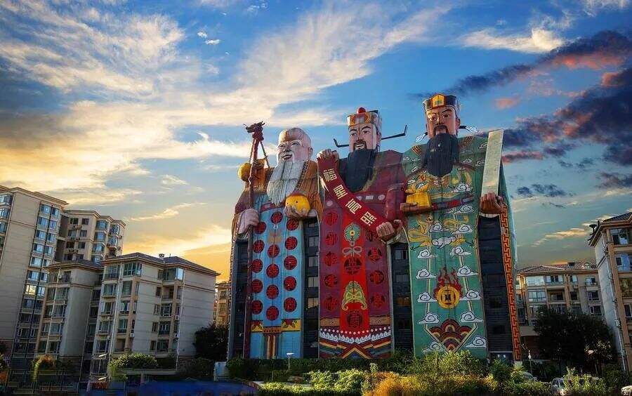 广告人干货库 救命!上海“出柜大楼”丑到要命!背后竟是高端家具品牌?网友:柜子成精!“柜”到离谱!-广告人干货库