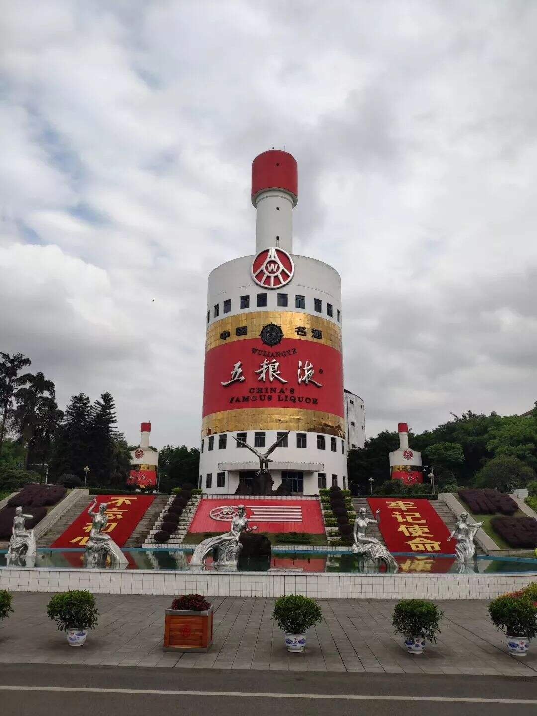 广告人干货库 救命!上海“出柜大楼”丑到要命!背后竟是高端家具品牌?网友:柜子成精!“柜”到离谱!-广告人干货库