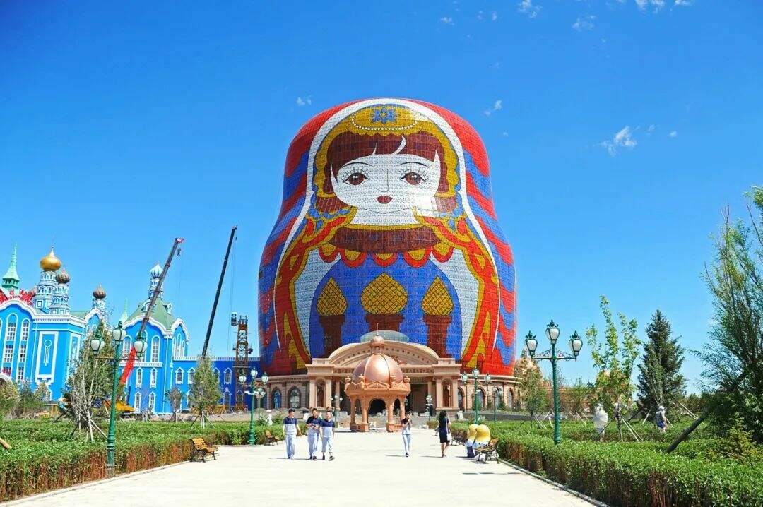 广告人干货库 救命!上海“出柜大楼”丑到要命!背后竟是高端家具品牌?网友:柜子成精!“柜”到离谱!-广告人干货库