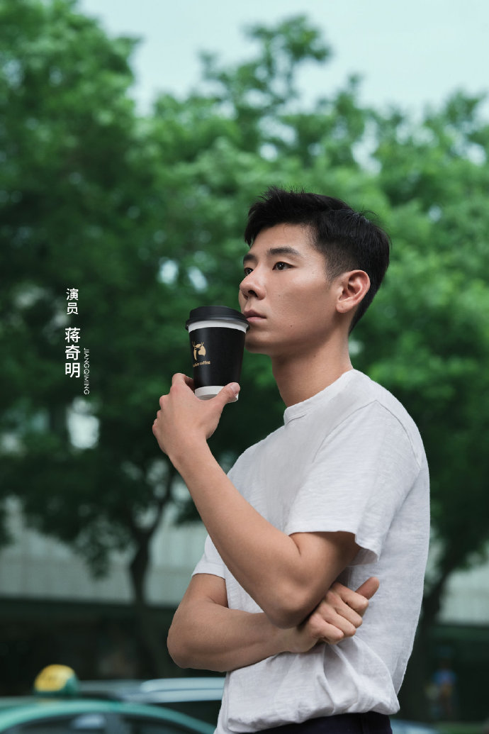 瑞幸咖啡联动漫长的季节演员蒋奇明-广告人干货库