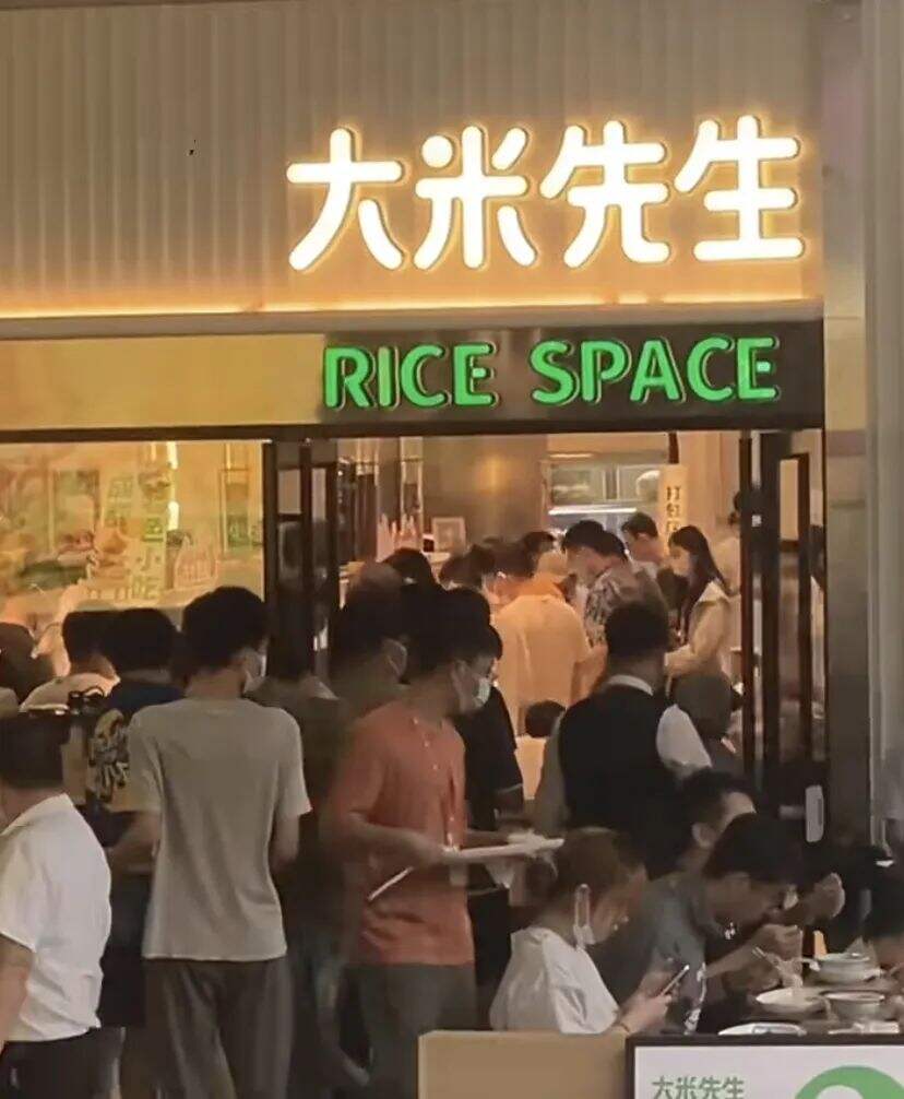 广告人干货库 月薪5万的文案,都去写围挡了-广告人干货库