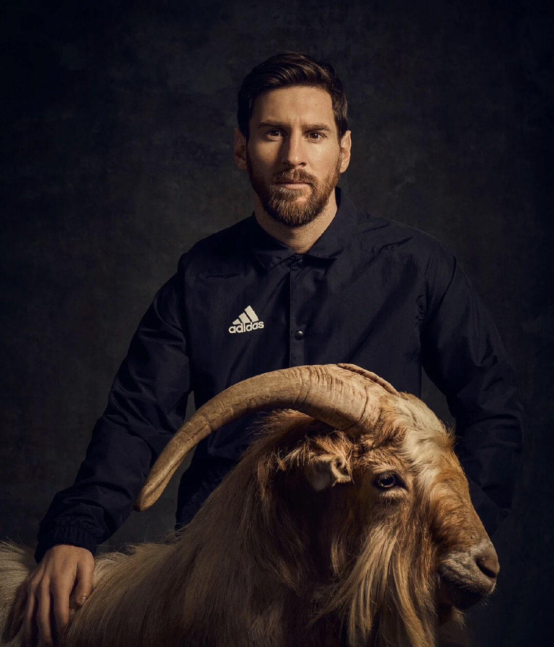 广告人干货库 adidas 点亮蓝白 LOGO,梅西来了!-广告人干货库