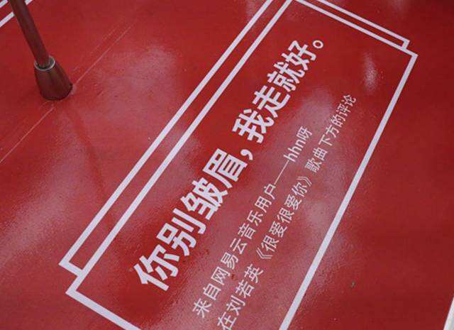广告人干货库 直接从广告里拿零食吃,地铁广告这么卷了吗?-广告人干货库