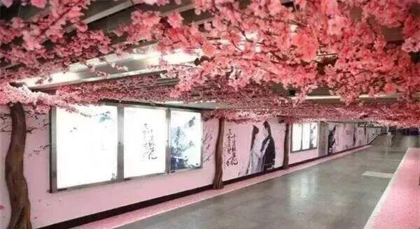 广告人干货库 直接从广告里拿零食吃,地铁广告这么卷了吗?-广告人干货库