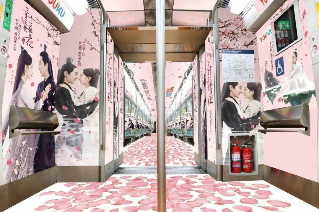 直接从广告里拿零食吃，地铁广告这么卷了吗？-广告人干货库