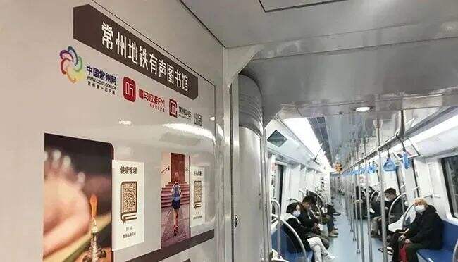 广告人干货库 直接从广告里拿零食吃,地铁广告这么卷了吗?-广告人干货库