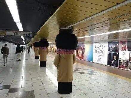 广告人干货库 直接从广告里拿零食吃,地铁广告这么卷了吗?-广告人干货库