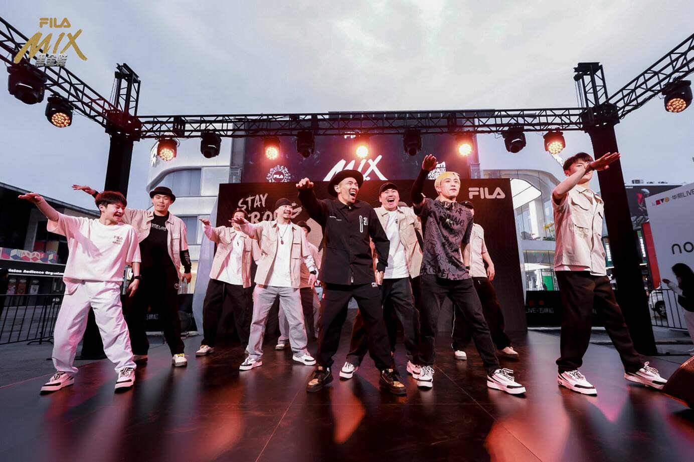 广告人干货库 FILA X 时趣:FILA MIX 黑金鞋发售,欢迎来到Popping World-广告人干货库