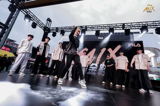 广告人干货库 FILA X 时趣:FILA MIX 黑金鞋发售,欢迎来到Popping World-广告人干货库