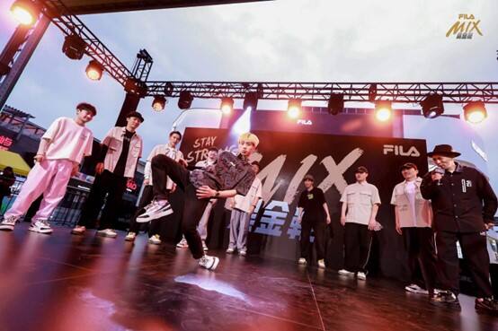 广告人干货库 FILA X 时趣:FILA MIX 黑金鞋发售,欢迎来到Popping World-广告人干货库