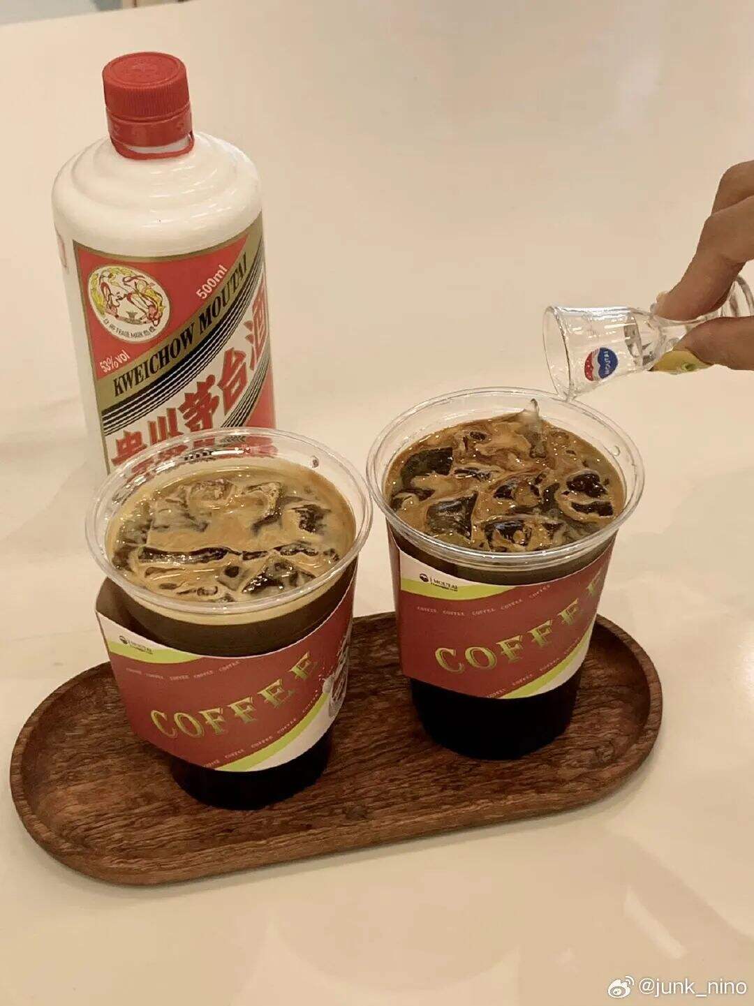 广告人干货库 茅台冰淇淋新品“小巧支”包装发布,还是很微醺!-广告人干货库