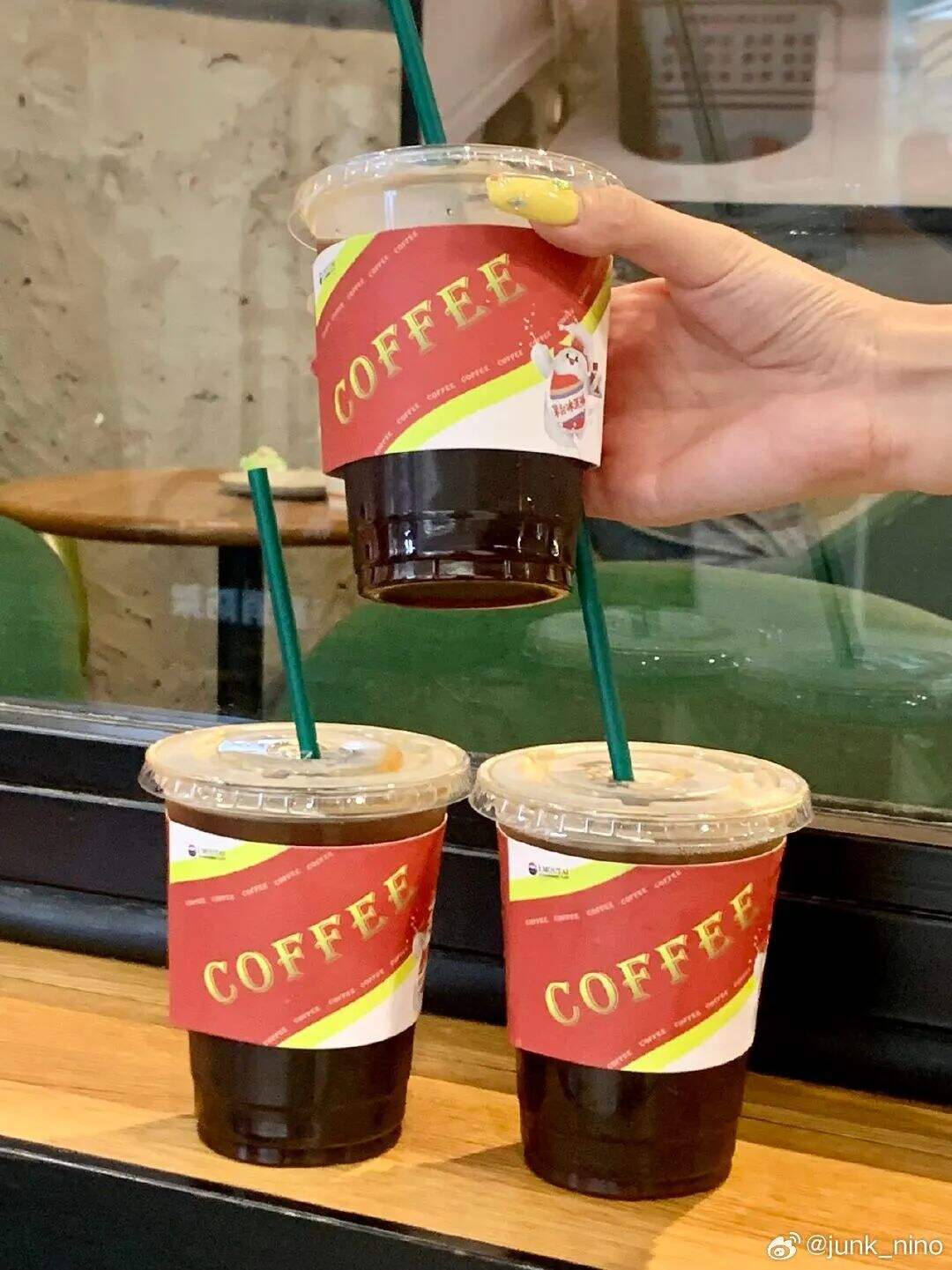广告人干货库 茅台冰淇淋新品“小巧支”包装发布,还是很微醺!-广告人干货库