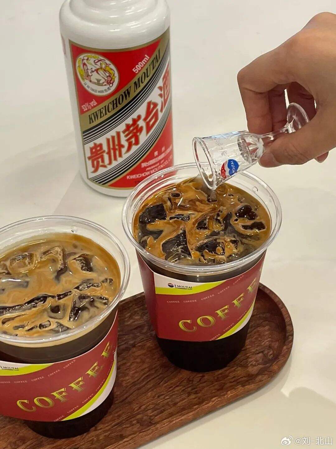 广告人干货库 茅台冰淇淋新品“小巧支”包装发布,还是很微醺!-广告人干货库