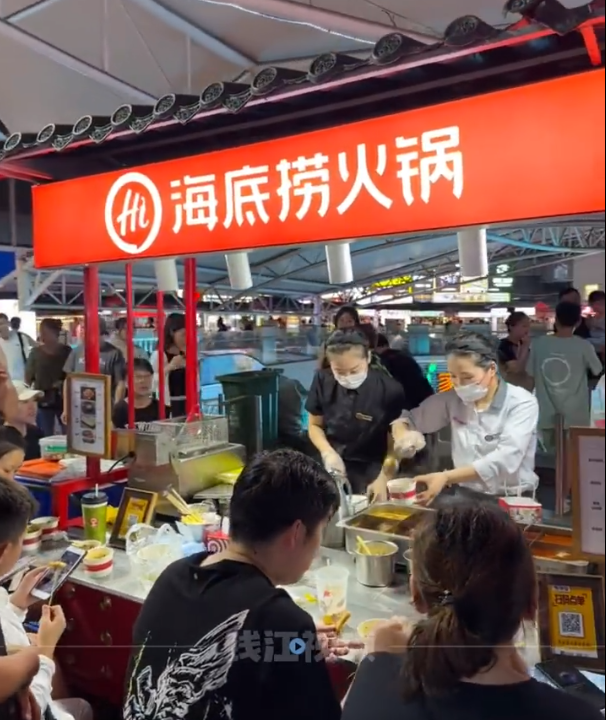 海底捞接地气的开始摆摊了-广告人干货库