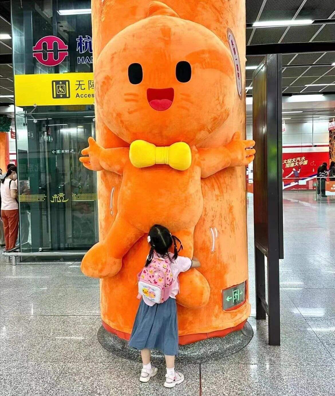 广告人干货库 杭州地铁里,一群公仔凸出来了-广告人干货库