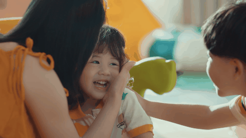 雅顿首支短片《橘灿女孩》，只做女性生活的有力“陪伴者”-广告人干货库