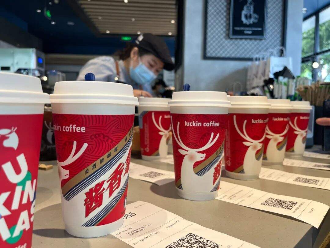 广告人干货库 酱香拿铁独立红杯包装?瑞幸开启“爆品品牌化”之路-广告人干货库