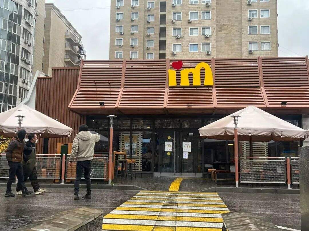 广告人干货库 又一家麦当劳改头换面,新LOGO设计有“两点”意思!-广告人干货库