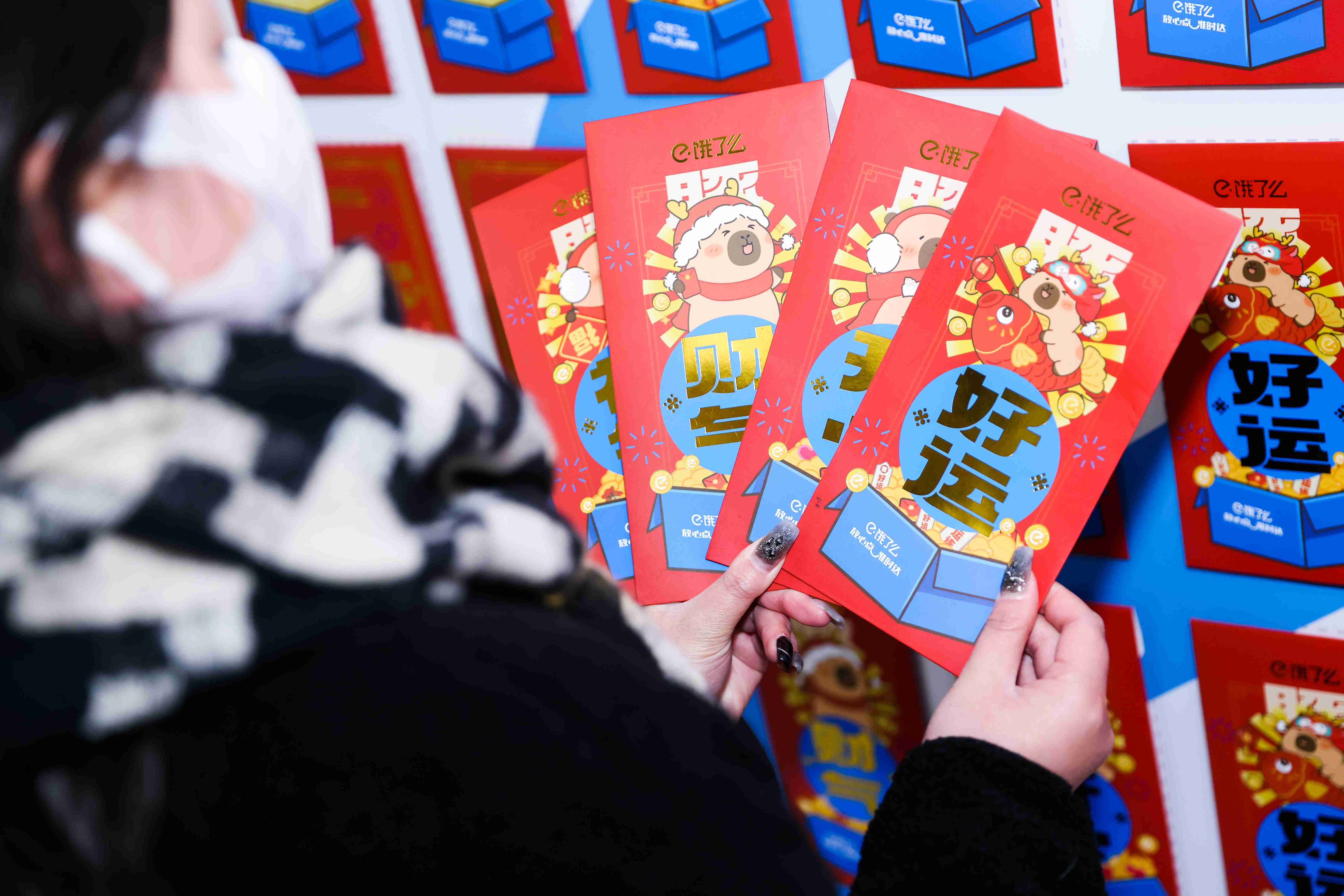 广告人干货库 饿了么「不等了先过年」:杭漂打工的“家人们”,今年春节提前过-广告人干货库