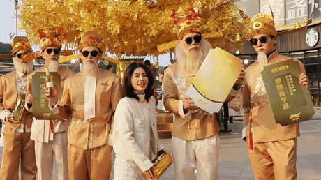 广告人干货库 百威春节营销:金运树下,抱财回家-广告人干货库