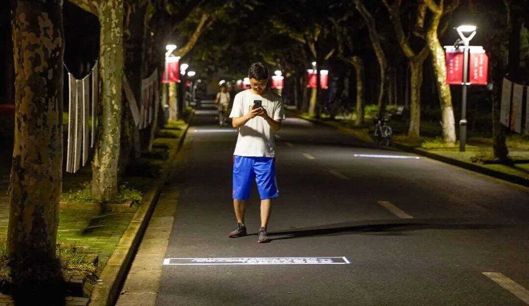 广告人干货库 第一次,高铁车窗上出现了文案-广告人干货库