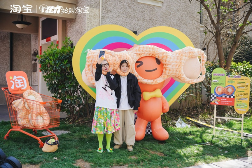淘宝携10个显眼包，街头上演随地“大小癫”-广告人干货库