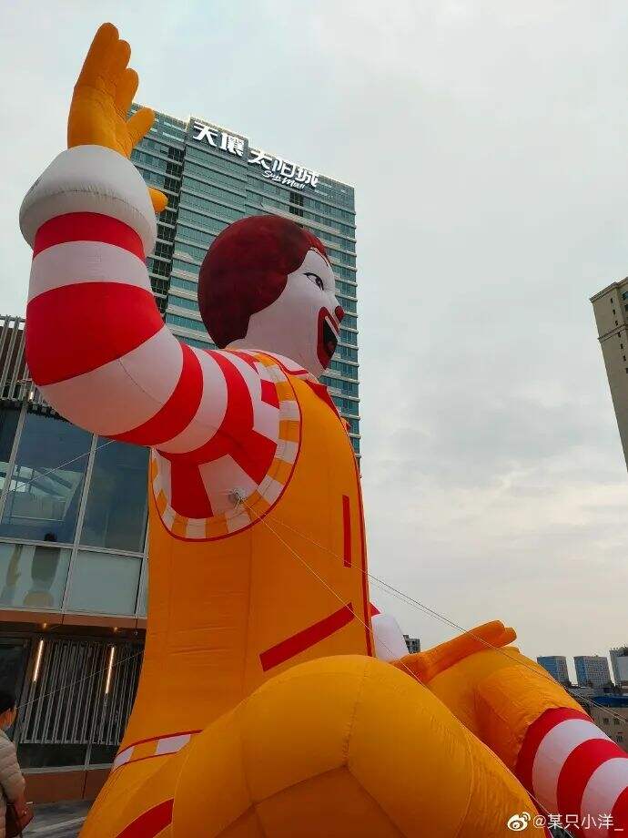 广告人干货库 麦当劳“阴间早八”地铁广告,网友笑评“把早八人封印进电脑?”-广告人干货库