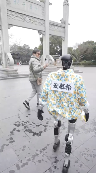 广告人干货库 打工人打工魂,打工还得机器人!安慕希“赛博员工”上岗!-广告人干货库