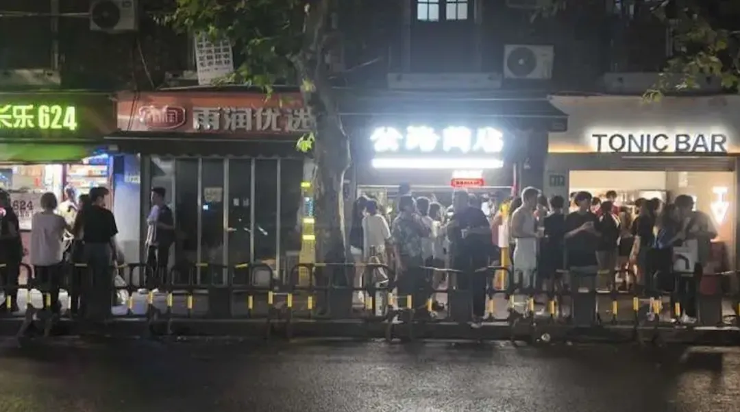 麦肯作品|在路边喝一杯的自由,我们替你守住-广告人干货库