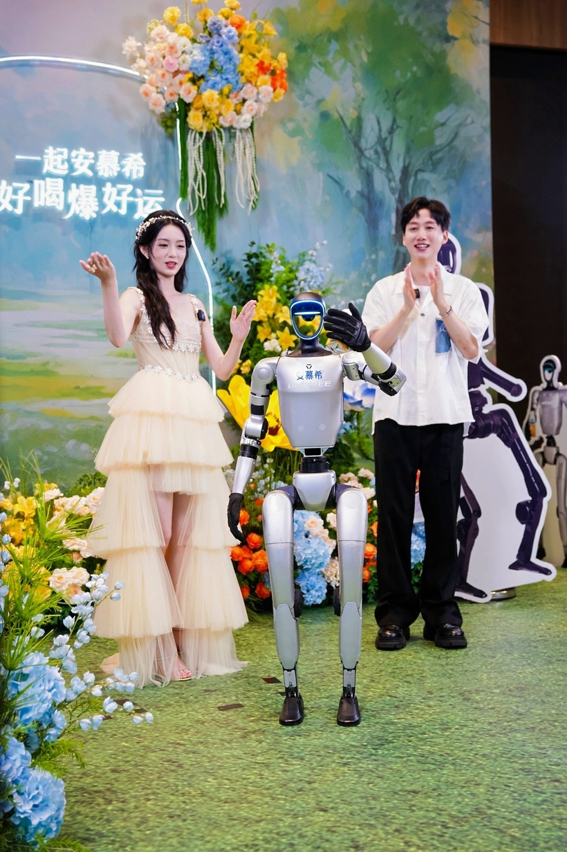 安慕希有自己的机器人了?这波听劝式营销玩得有点大!-广告人干货库
