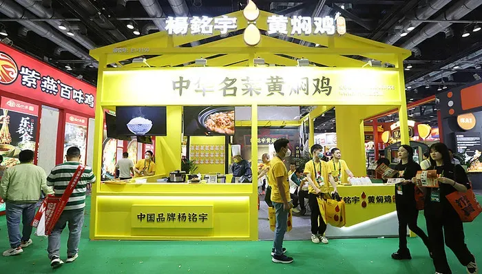 杨铭宇黄焖鸡创始人卸任多项职务-广告人干货库