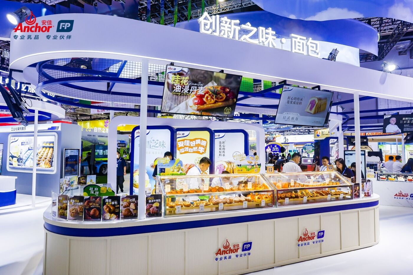 广告人干货库 安佳展台 in BakeryChina 2025:搭一座500㎡的新西兰牧场-广告人干货库