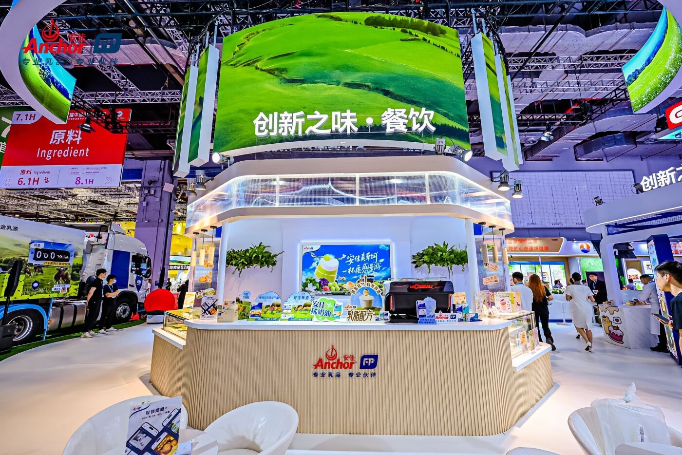 广告人干货库 安佳展台 in BakeryChina 2025:搭一座500㎡的新西兰牧场-广告人干货库