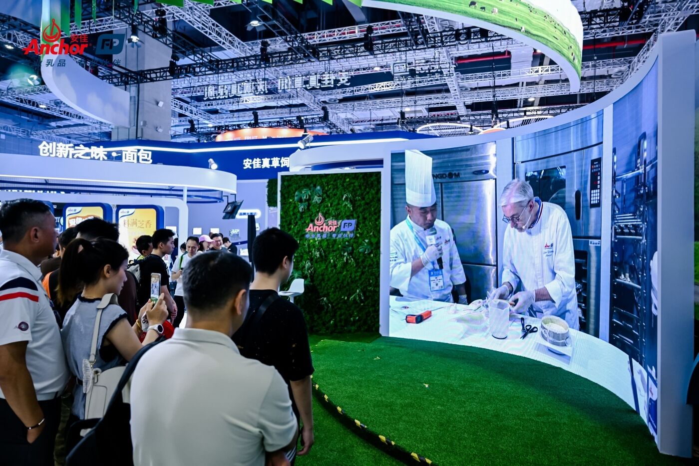 广告人干货库 安佳展台 in BakeryChina 2025:搭一座500㎡的新西兰牧场-广告人干货库