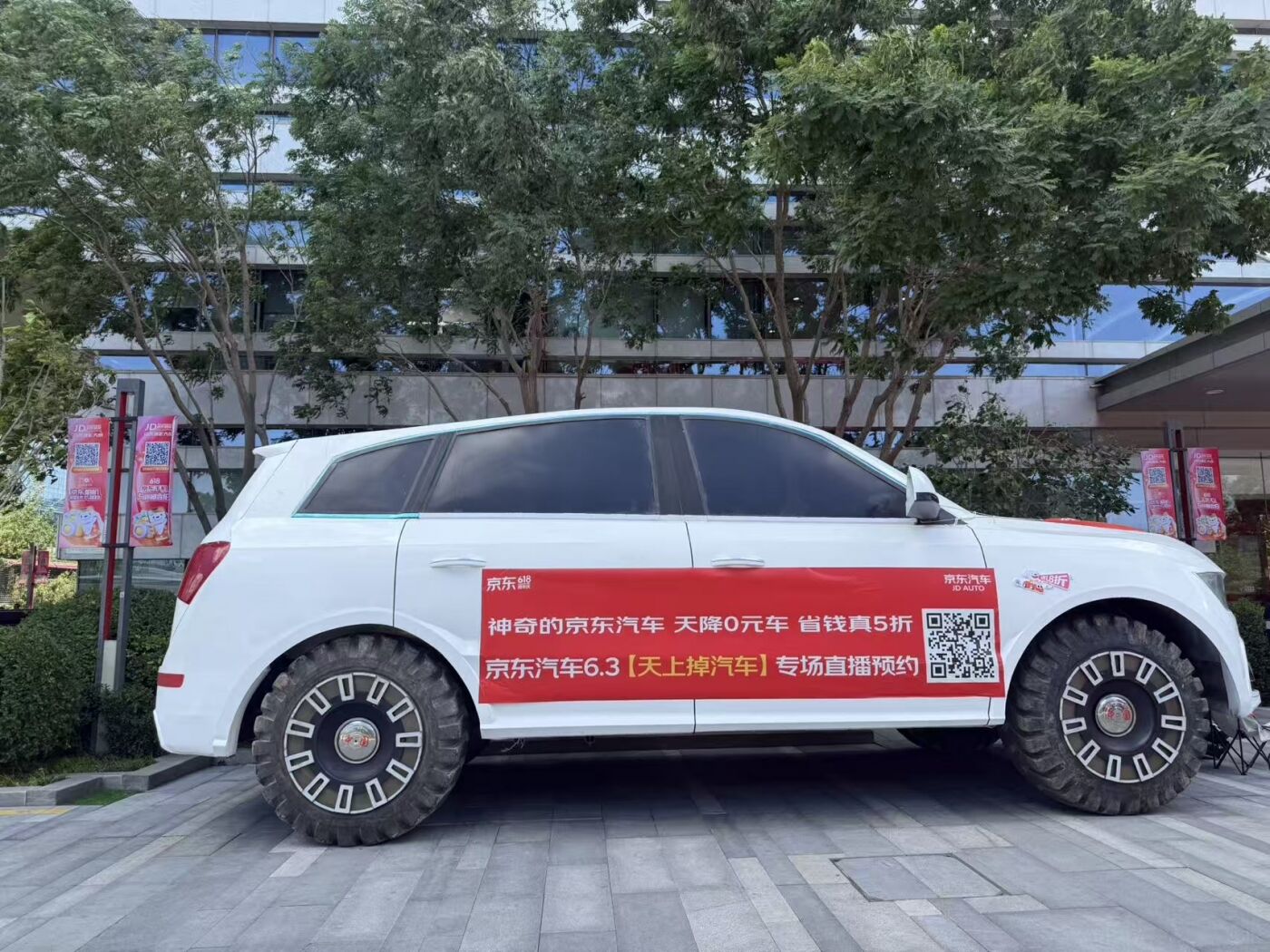 广告人干货库 巨型奥迪“从天而降”:从视觉奇观到营销闭环的破圈实践-广告人干货库