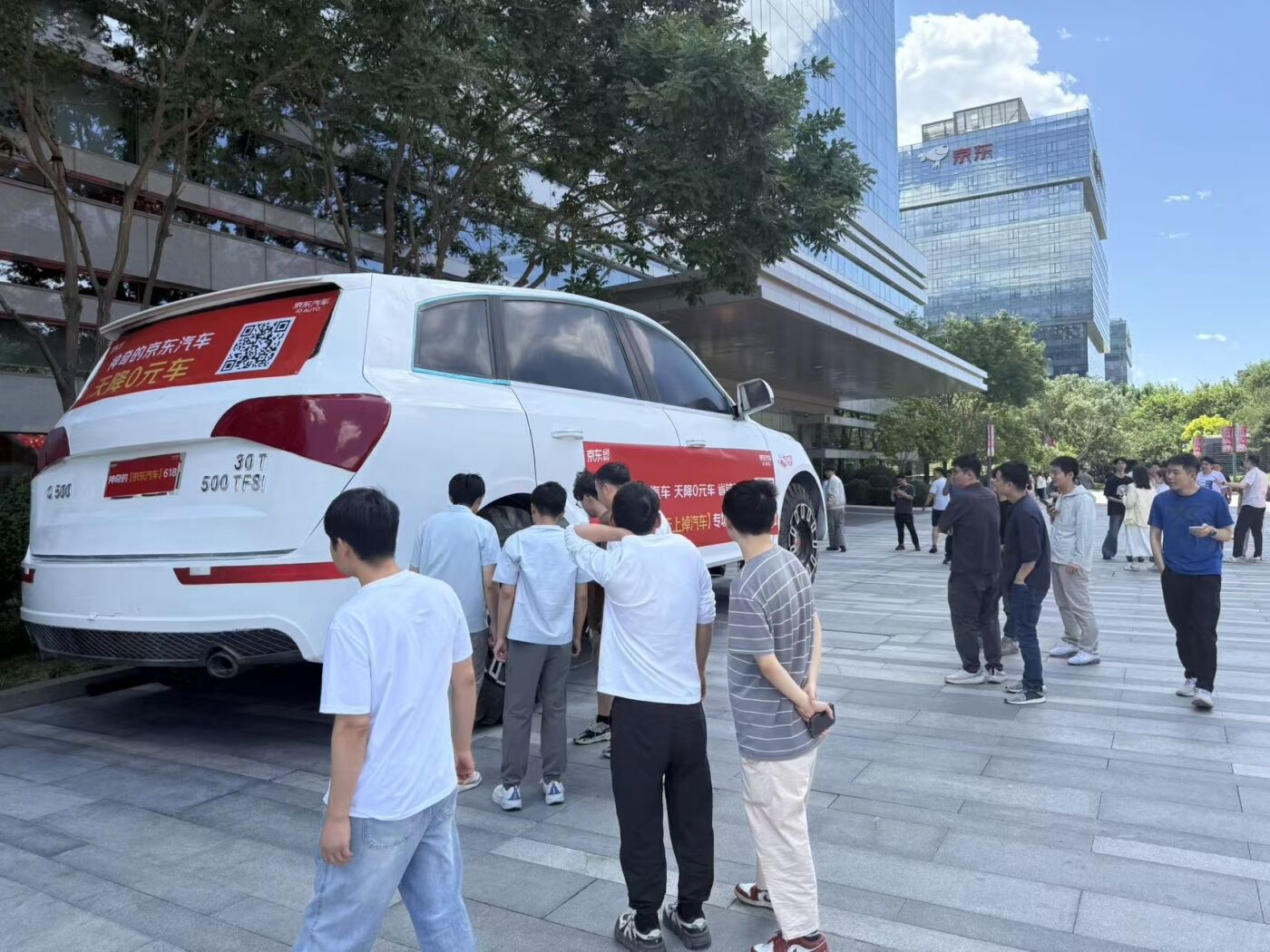 广告人干货库 巨型奥迪“从天而降”:从视觉奇观到营销闭环的破圈实践-广告人干货库