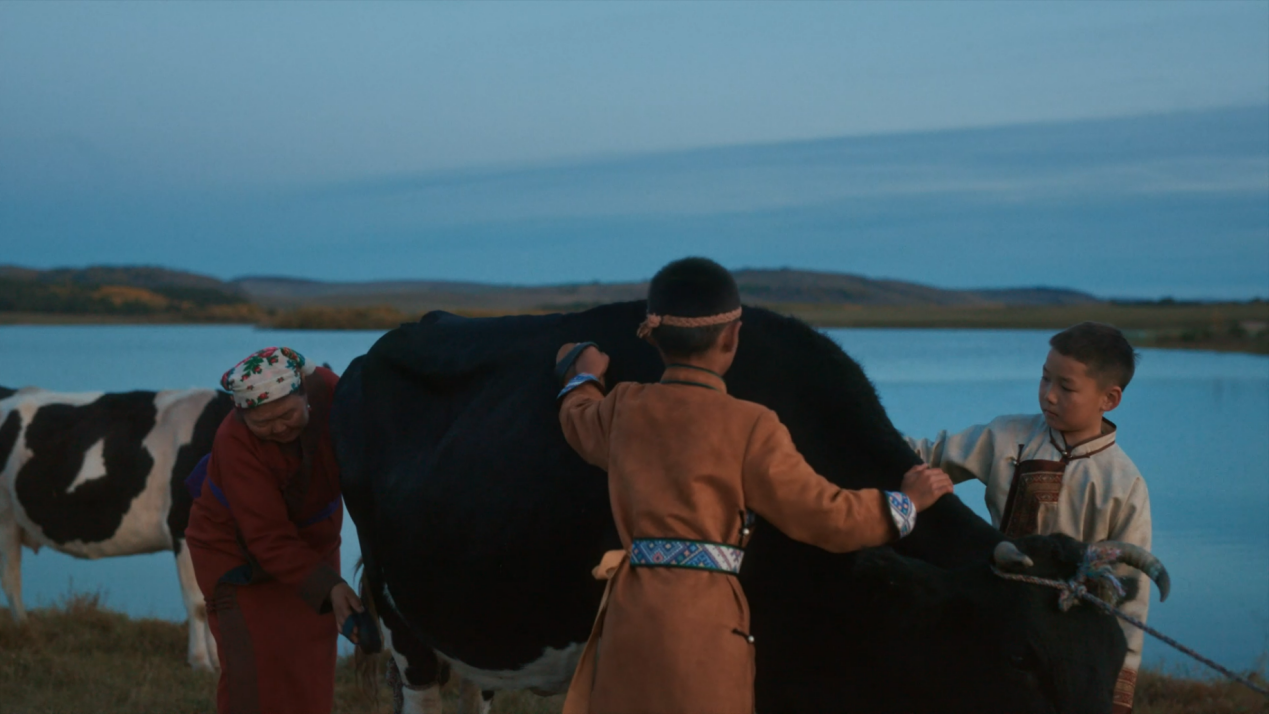 广告人干货库 《草原的宝贝》:伊利臻选牧场用一支蒙语大片让中秋情怀落地-广告人干货库