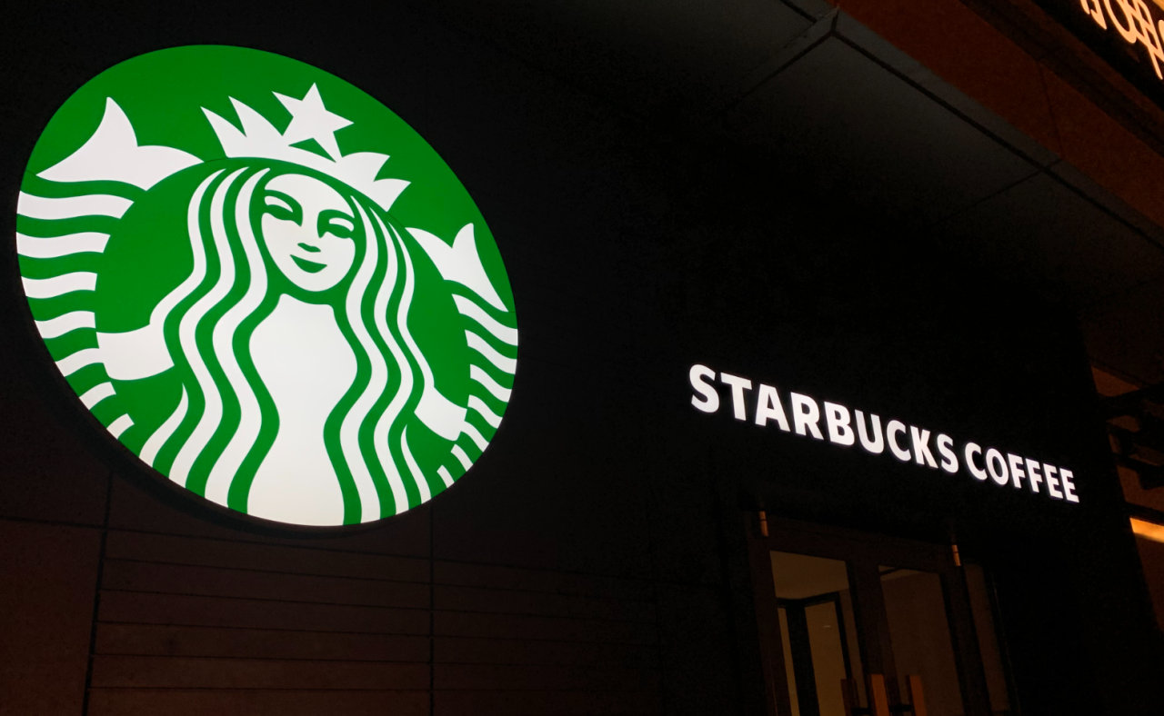 星巴克宣布关店与裁员计划-广告人干货库