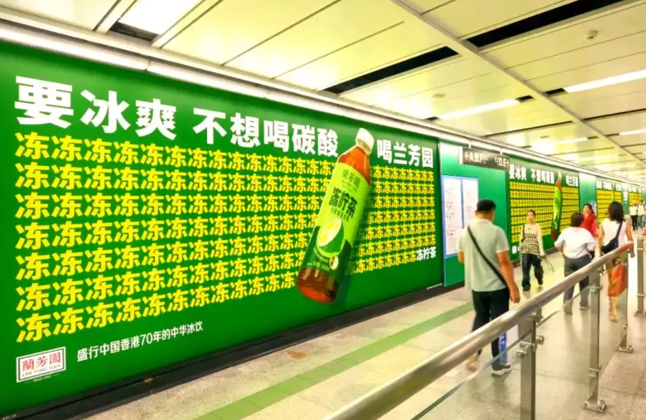 现在的地铁海报,都疯了吗?-广告人干货库