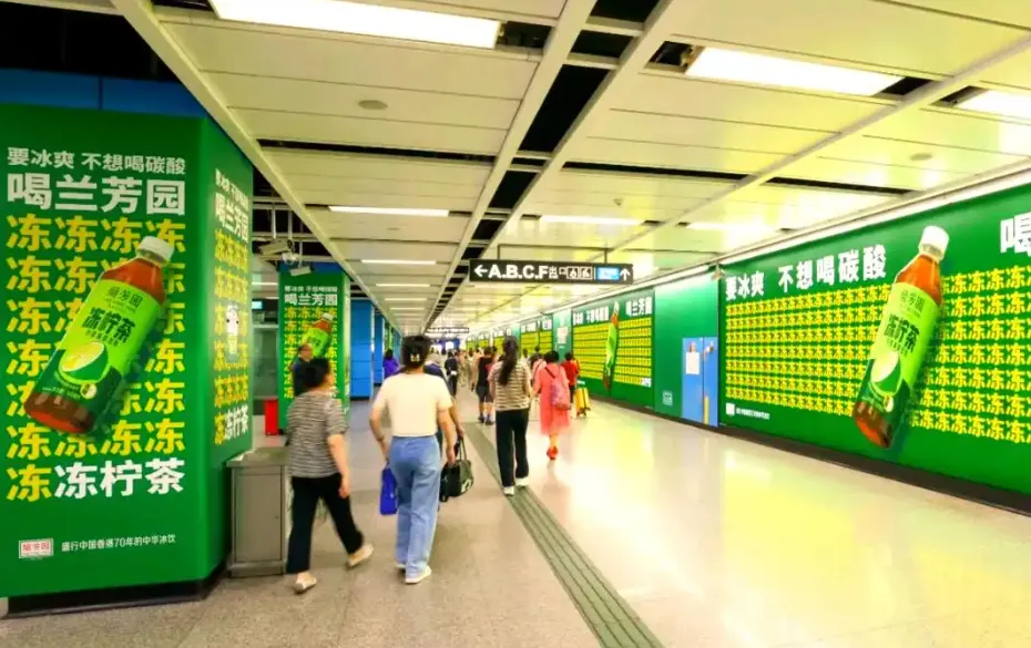 现在的地铁海报,都疯了吗?-广告人干货库