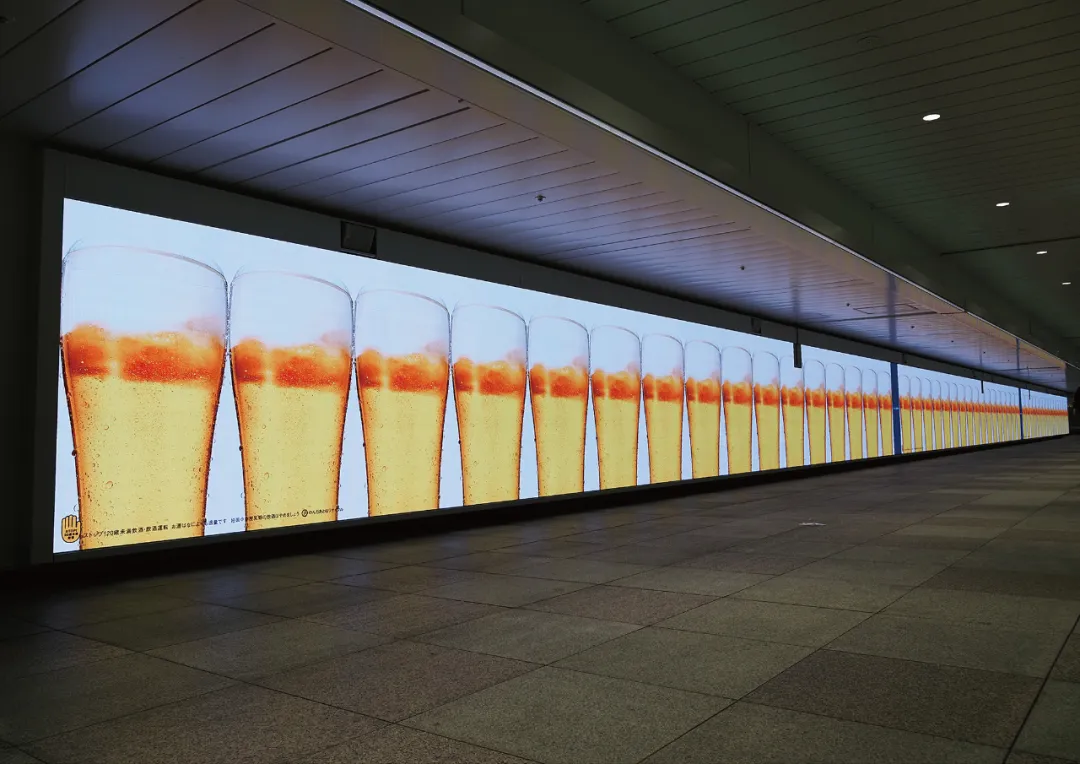 现在的地铁海报,都疯了吗?-广告人干货库