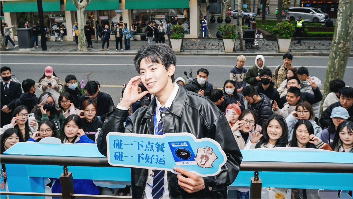 广告人干货库 支付宝 x 霸王茶姬:「蓝环人」碰出霸王-广告人干货库